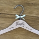 Cintre enfant personnalisé naissance ou baptême calligraphie