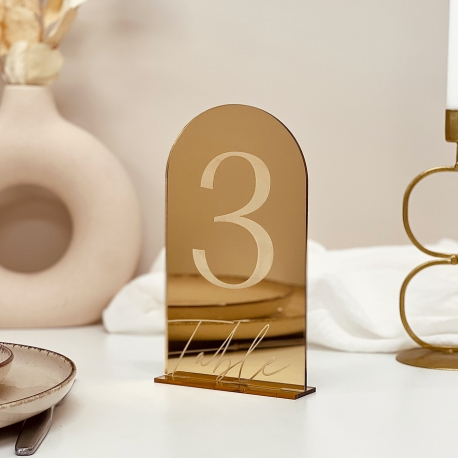 Num&eacute;ros de table sur socle mariage chic