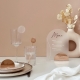 Décoration mariage minimaliste, menu en plexiglas sur socle