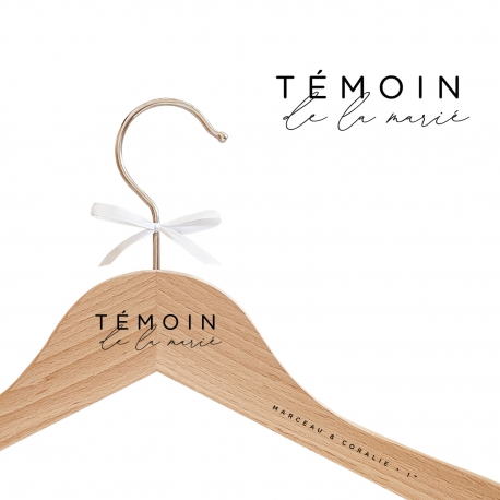Cintre en bois mariage &agrave; personnaliser t&eacute;moin