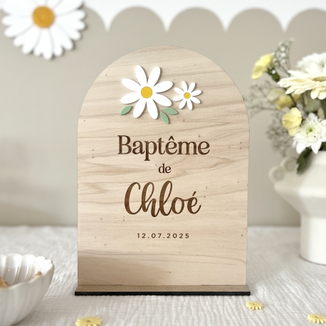 Panneau d'accueil sur socle bapt&ecirc;me marguerite, d&eacute;coration de table