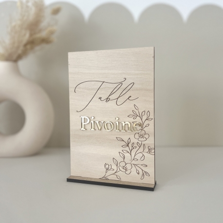 Noms de table mariage sur socle, mod&egrave;le fleuri en bois