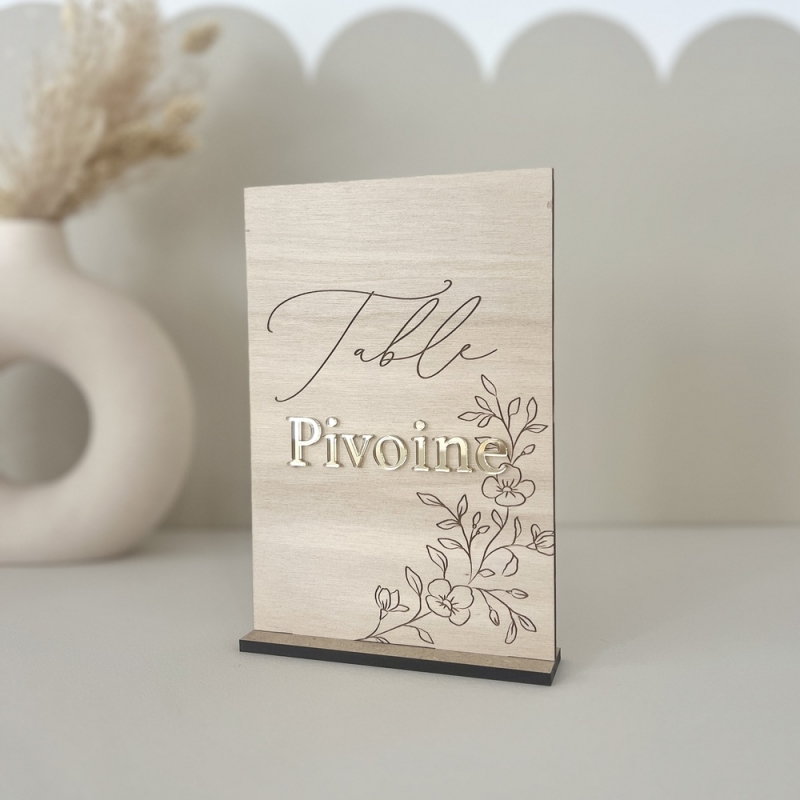 Noms de table mariage sur socle, mod&egrave;le fleuri en bois