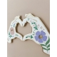 Décoration plexiglas Mains formant un coeur, décoration fleurie originale