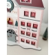 Calendrier de l'Avent unique et artisanal, Le Grand hôtel en bois