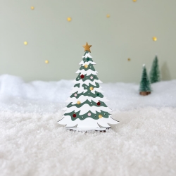 Sapin enneigé décoré en bois, village de Noël miniature