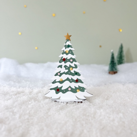 Sapin enneigé décoré en bois, village de Noël miniature