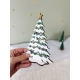 Sapin enneigé décoré en bois, village de Noël miniature