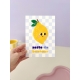 Affiche citron en plexiglas avec inscription zeste de bonheur sur fond à carreaux