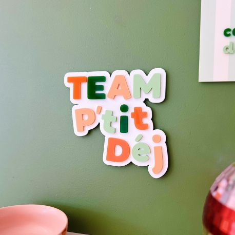 Enseigne murale colorée Team P’tit Déj en plexiglas pour décoration cuisine